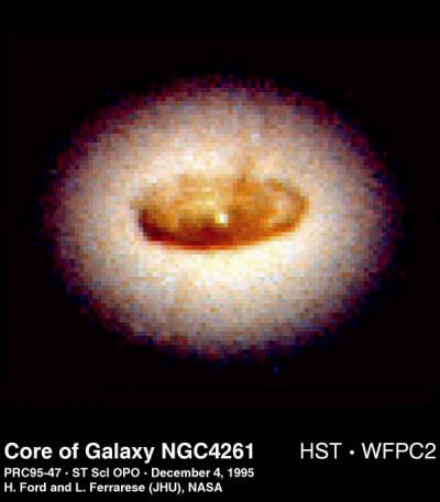 центр галактики NGC4261