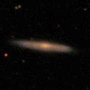 Вид красной спиральной галактики сбоку